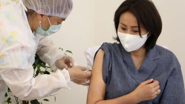 Первая леди Кыргызстана Айгуль Жапарова вакцинировалась от коронавируса, сообщили в пресс-служба президента - Sputnik Тоҷикистон