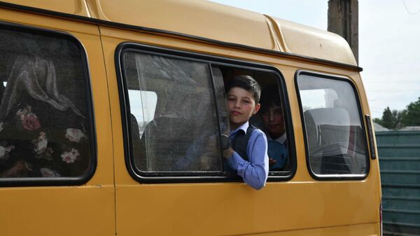 Мальчик выглядывает из окна маршрутки - Sputnik Тоҷикистон