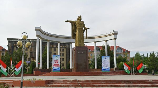 Памятник Исмоилу Сомони в Исфаре - Sputnik Таджикистан