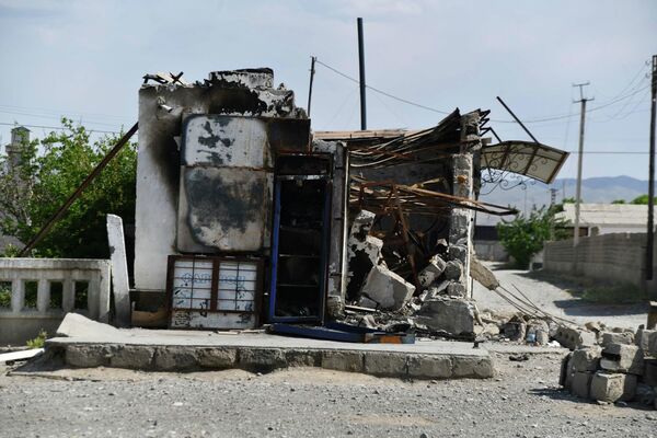 Разрушенные автозаправки в районе Хистерварза на спорных территориях, после столкновений таджиков и кыргызов - Sputnik Тоҷикистон