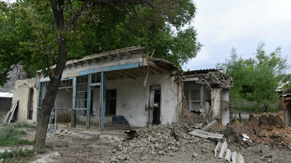 Разрушенные дома после столкновений между таджиками и кыргызами  - Sputnik Тоҷикистон