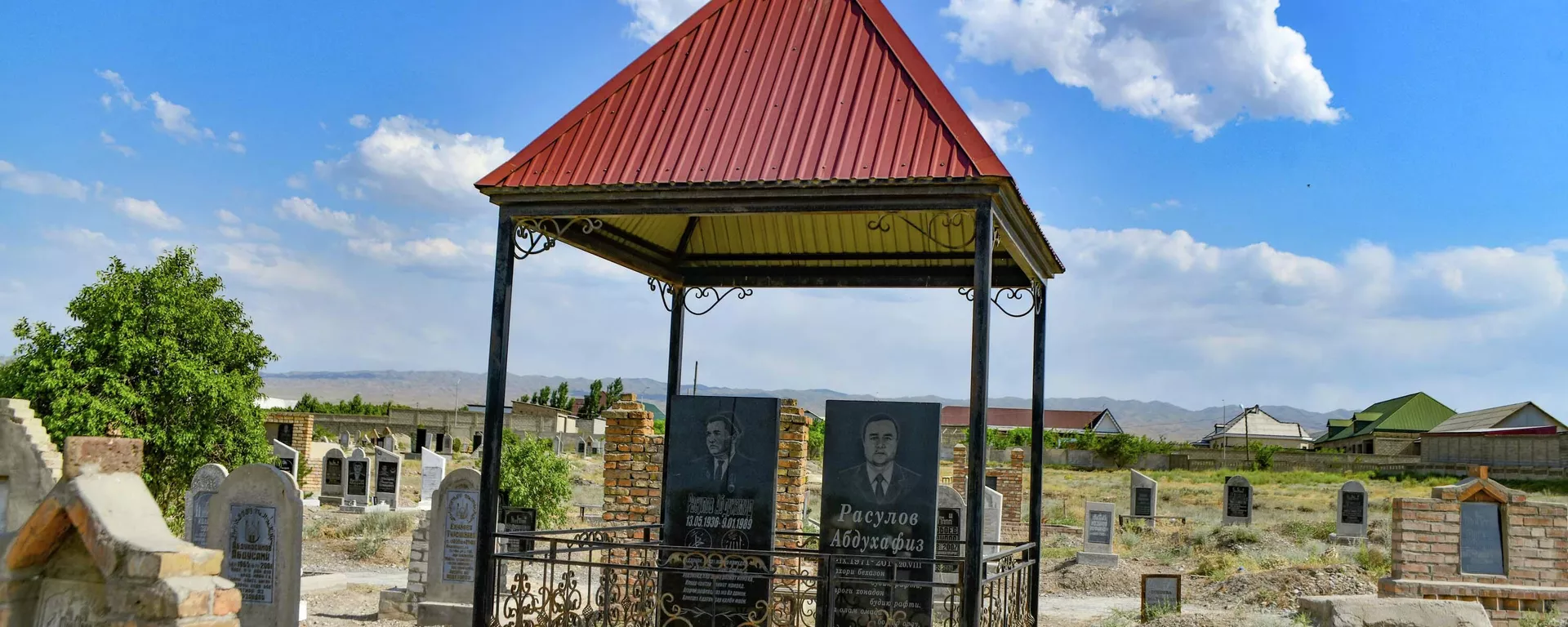Могила отца премьер-министра Таджикистана  - Sputnik Тоҷикистон, 1920, 08.02.2022