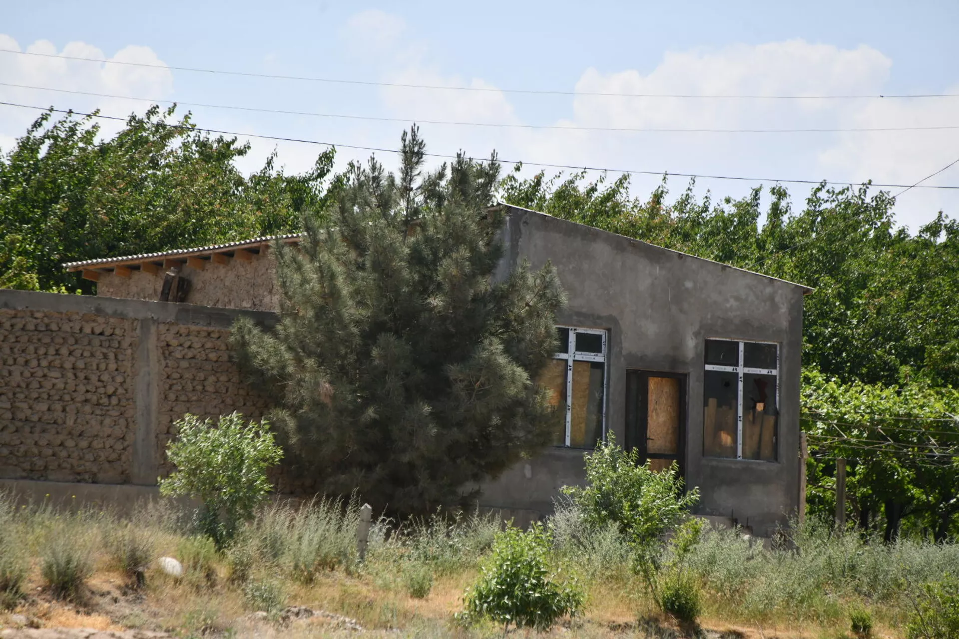 Сохтмони хона аз ҷониби қирғизҳо дар минтақаи баҳсӣ Сохтмони хона аз ҷониби қирғизҳо дар минтақаи баҳсӣ - Sputnik Тоҷикистон, 1920, 29.05.2021