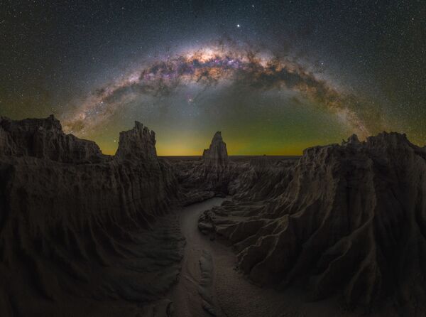 Многослойная панорама Млечного Пути в национальном парке Мунго около Сиднея. - Sputnik Таджикистан