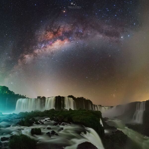 Ночное фото водопада Игуасу, находящегося на границе Бразилии и Аргентины. - Sputnik Таджикистан