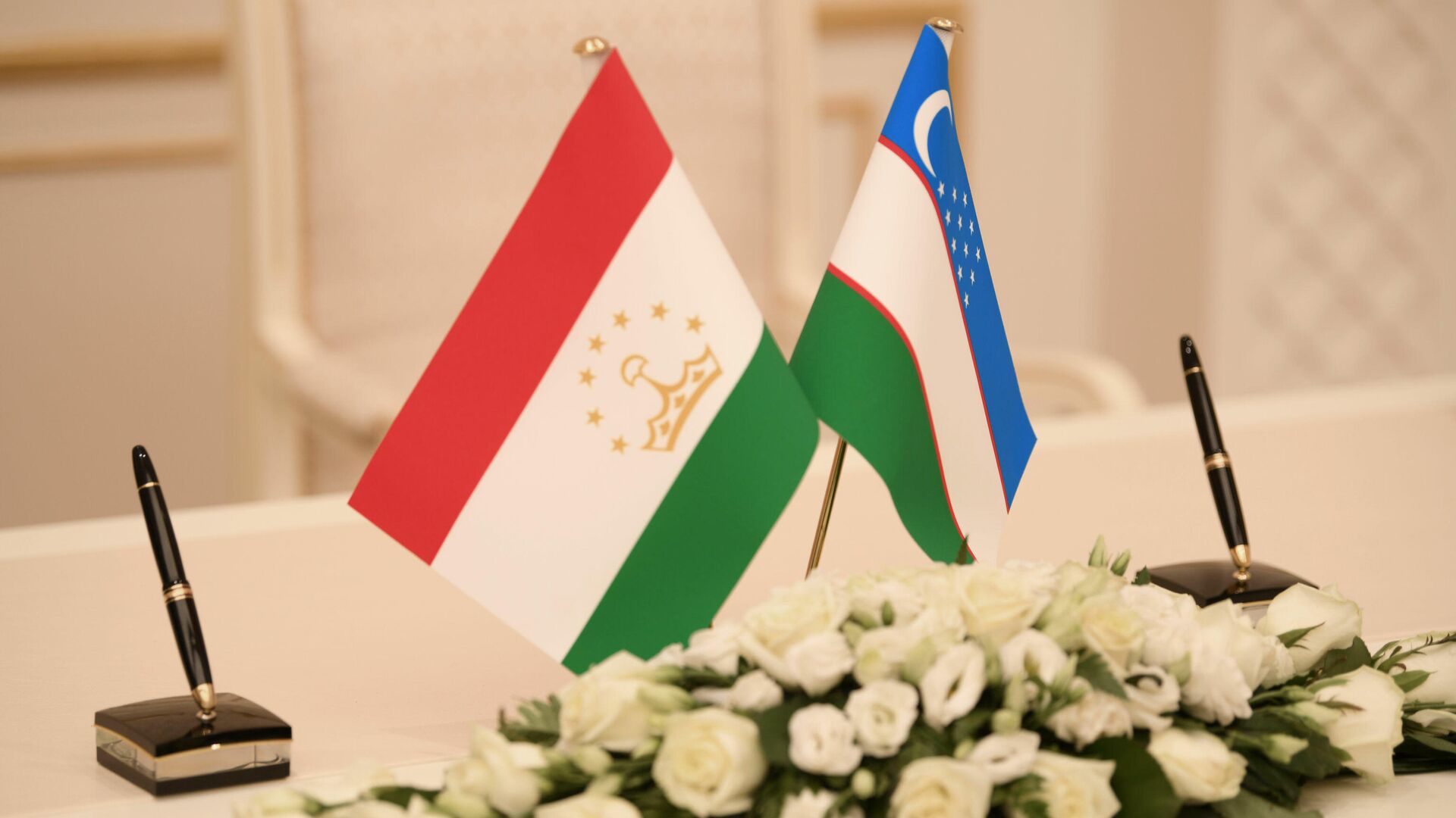 Флаги Узбекистана и Таджикистана - Sputnik Тоҷикистон, 1920, 07.12.2021