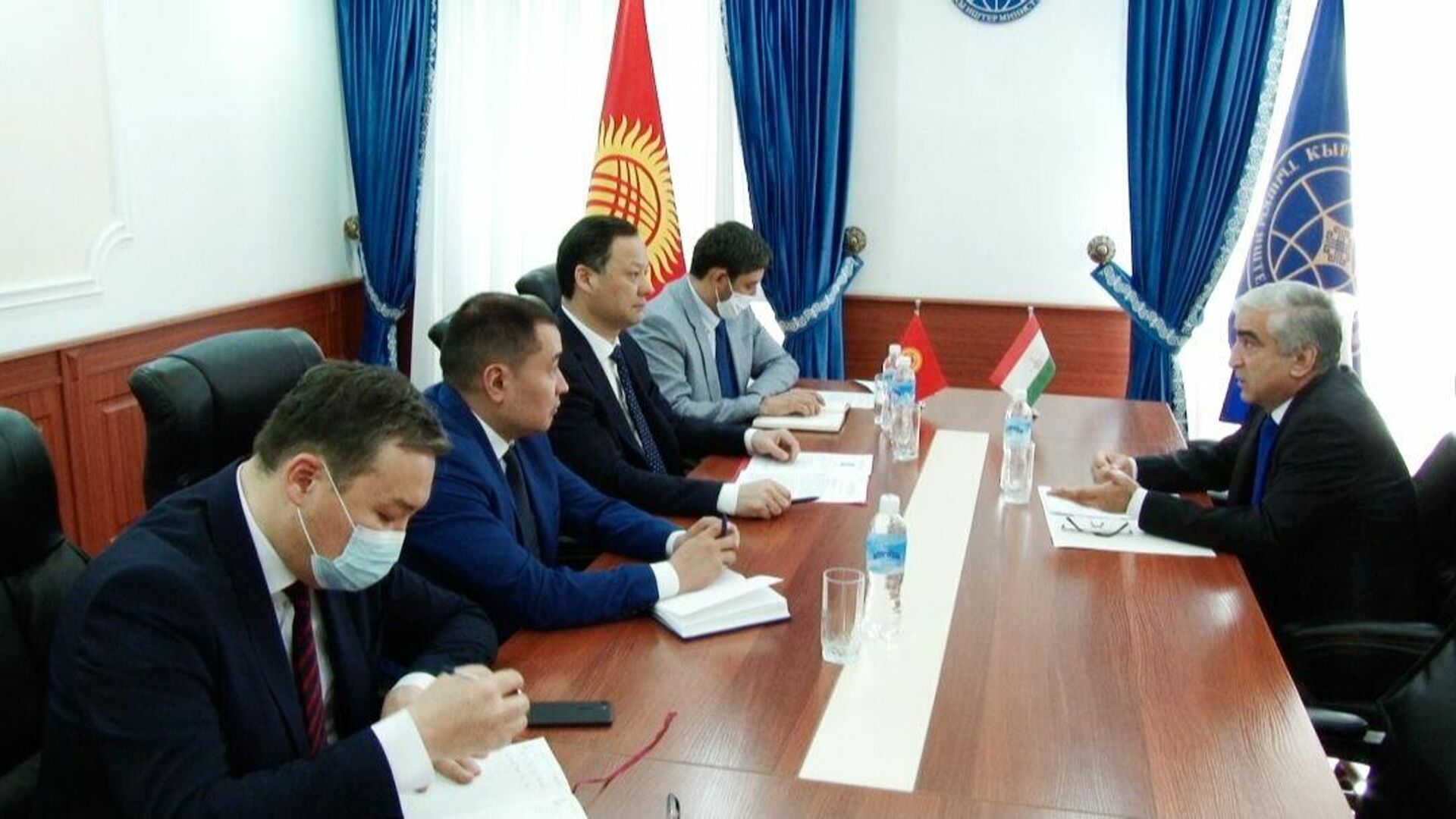 Встреча Посла Таджикистана с  Министром иностранных дел Кыргызстана - Sputnik Таджикистан, 1920, 01.06.2021