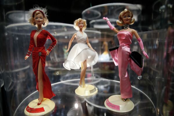 Куклы Барби в образе Мэрилин Монро на выставке Barbie Icon в Музее культур в Милане. - Sputnik Таджикистан