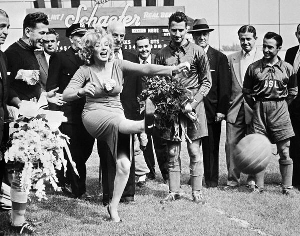 В мае 1957-го Мэрилин Монро открыла товарищеский матч между командой &quot;Хапоэлем&quot; из Тель-Авива и сборной звезд американской лиги в Бруклине на бейсбольном стадионе &quot;Эббетс Филд&quot;. - Sputnik Таджикистан