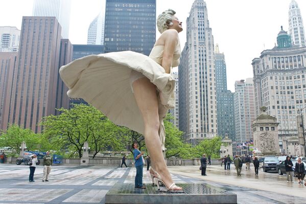 Статуя Мэрилин Монро, которая пытается удержать задравшееся плиссированное платье. В основу идеи композиции лег кадр из фильма &quot;Семь лет желания&quot; (&quot;Зуд седьмого года&quot;).Изначально была установлена в Чикаго в 2011-м. Весной 2012-го скульптуру перевезли в Палм-Спрингс. - Sputnik Таджикистан