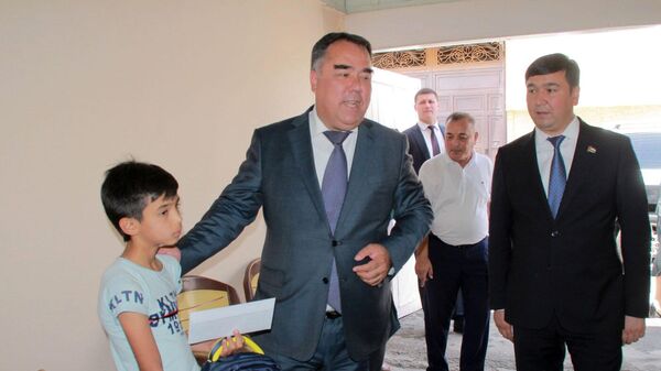 Губернатор Согдийской области Раджаббой Ахмадзода посетил ряд детей с ограниченными возможностями в Худжанде - Sputnik Тоҷикистон
