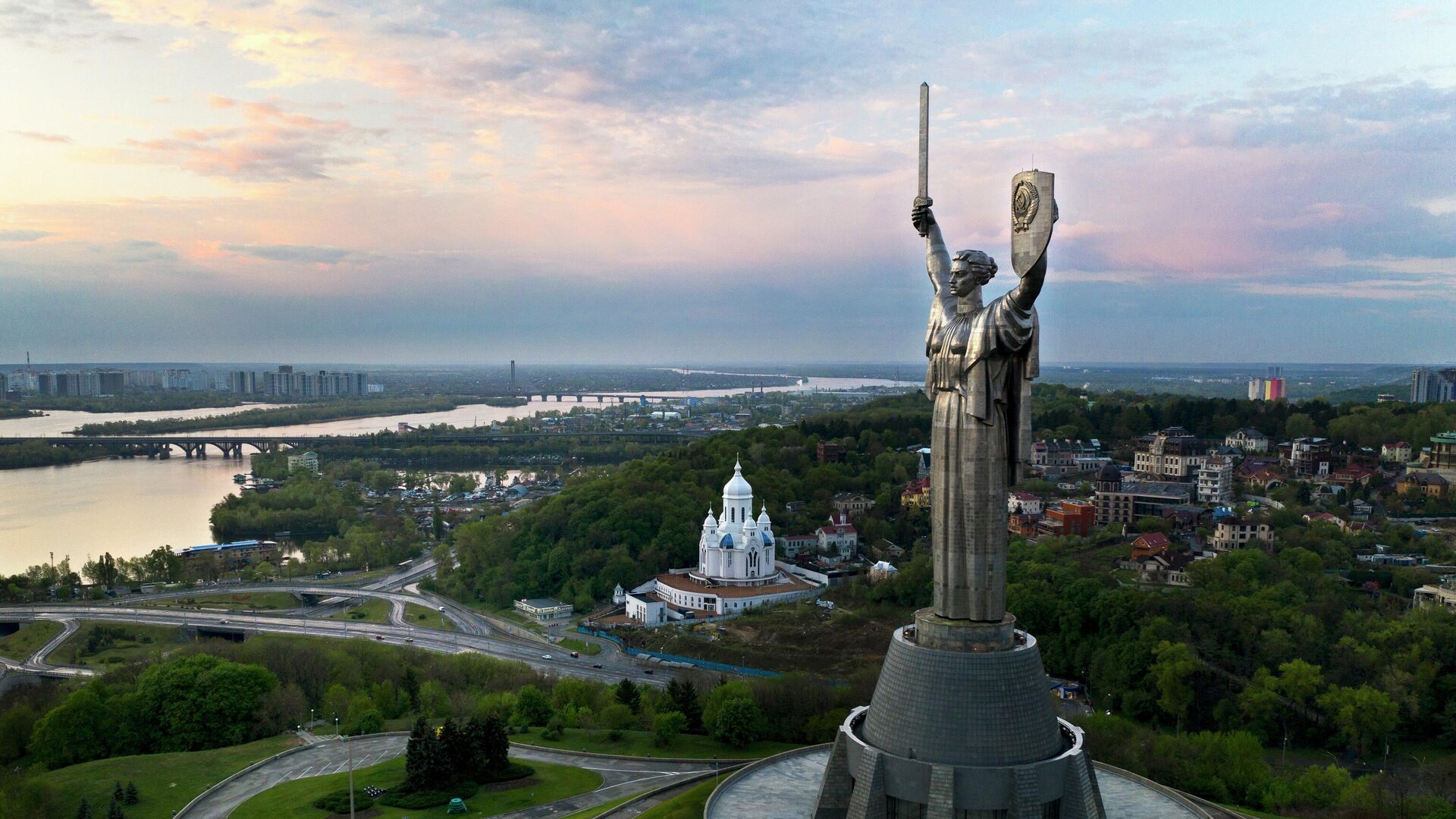Родина Мать - 102-метровый стальной памятник времен Второй мировой войны советских времен над рекой Днепр - Sputnik Таджикистан, 1920, 20.08.2021