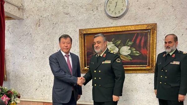 Министр внутренних дел РТ Рахимзода Рамазон посетил Выставку военной техники Исламской Республики Иран, а также вооружения и тяжелой военной техники - Sputnik Тоҷикистон
