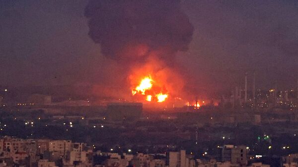 Дым от взрыва на нефтеперерабатывающем заводе в Тегеране - Sputnik Тоҷикистон