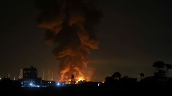 Дым от взрыва на нефтеперерабатывающем заводе в Тегеране - Sputnik Таджикистан