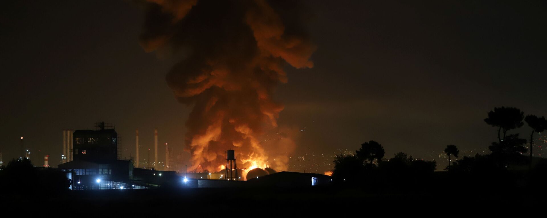 Дым от взрыва на нефтеперерабатывающем заводе в Тегеране - Sputnik Таджикистан, 1920, 24.07.2021