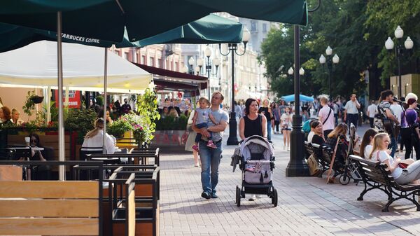Люди на улице Старый Арбат в Москве, архивное фото - Sputnik Тоҷикистон