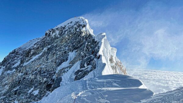 Альпинисты во время восхождения на Эверест в Непале  - Sputnik Тоҷикистон