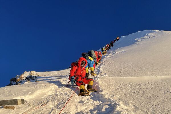 Индийский математик и  топограф Радханат Сикдар стал первым, кто выяснил, что Эверест - самая высокая точка земли. Именно он вычислил высоту горы - Sputnik Таджикистан