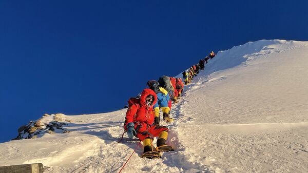 Альпинисты во время восхождения на Эверест в Непале  - Sputnik Таджикистан