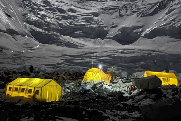 Подъем на Эверест занимает около 2 месяцев - с акклиматизацией и установкой лагерей - Sputnik Таджикистан