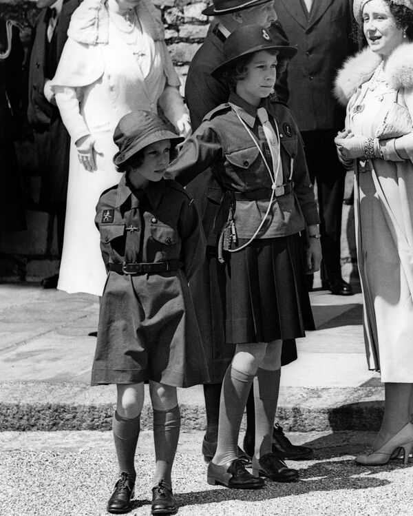 Принцессы Маргарет и Елизавета, будущая королева Елизавета II во время митинга в 1938 году. - Sputnik Таджикистан