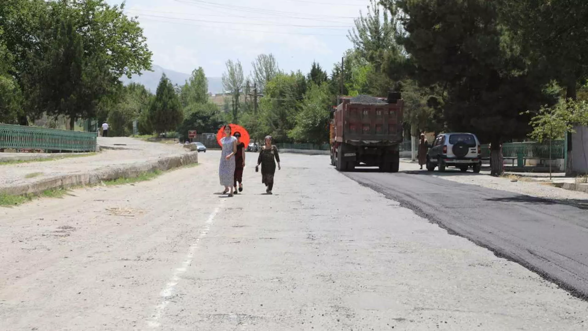 Начало асфальтирования улицы Лоик Шерали в городе Пенджикент