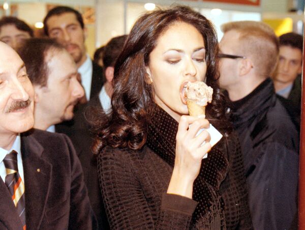 Всемирно известная итальянская актриса Мария Грация Кучинотта пробует мороженое на глазах у любопытных прохожих во время своего визита на торговую ярмарку мороженого в Римини, 1998 год - Sputnik Таджикистан