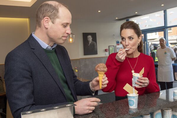 Британский принц Уильям, герцог Кембриджский, и его жена Кэтрин, британская герцогиня Кембриджская, пробуют мороженое в кафе Joe&#x27;s Ice Cream в Мамблсе, южный Уэльс, 2020 год - Sputnik Таджикистан