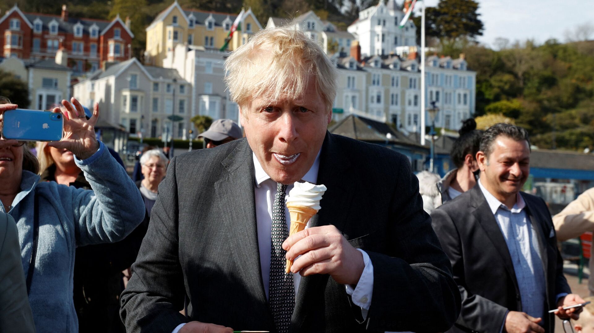  Премьер-министр Великобритании Борис Джонсон во время поедания мороженого в Северном Уэльсе   - Sputnik Таджикистан, 1920, 17.01.2022