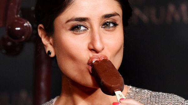Индийская актриса Карина Капур во время поедания мороженого в Нью-Дели  - Sputnik Таджикистан