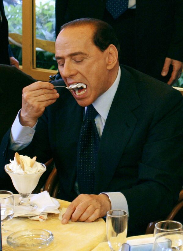 Бывший премьер-министр Италии Сильвио Берлускони ест мороженое в Неаполе, 2006 год - Sputnik Таджикистан