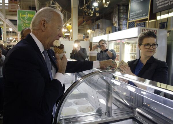 Президент США Джо Байден пробует мороженое в кафе Jeni&#x27;s Ice Cream во время короткой остановки в центре Колумбуса, штат Огайо, 2012 год - Sputnik Таджикистан