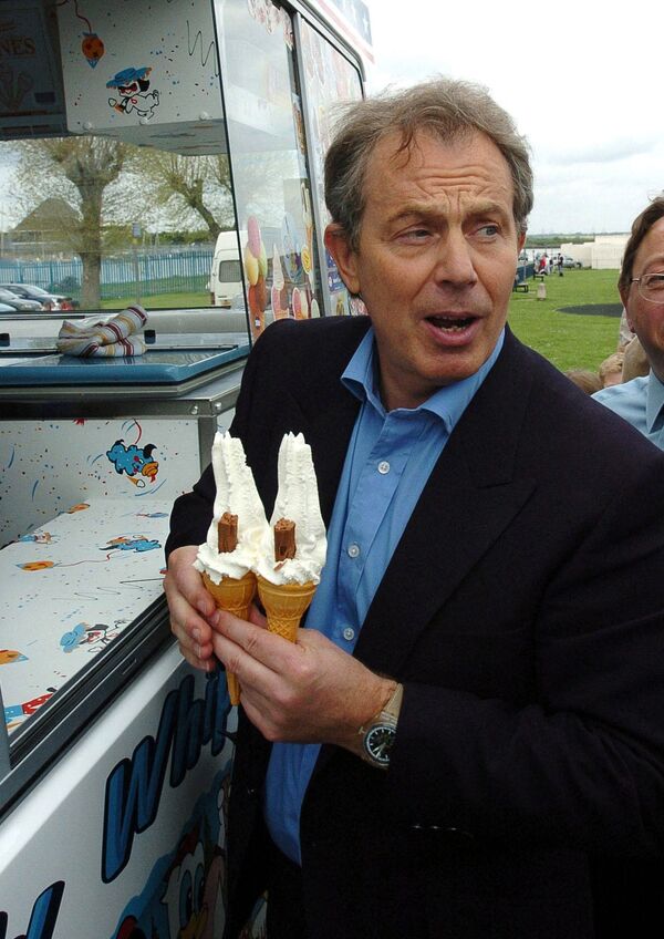 Экс-премьер-министр Великобритании Тони Блэр купил мороженое для себя и канцлера Гордона Брауна во время посещения парка в Гиллингеме, 2005 год - Sputnik Таджикистан