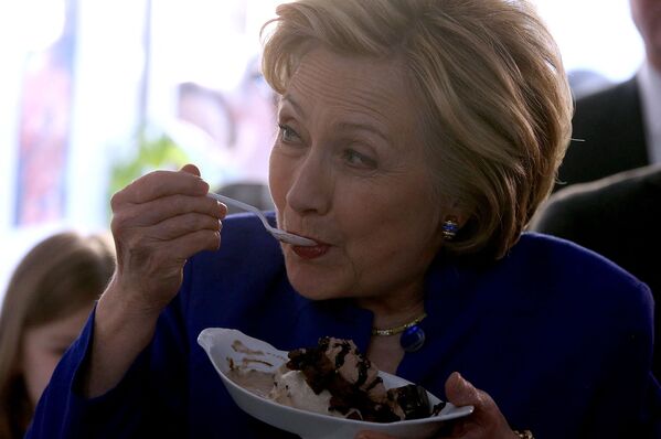 Бывший госсекретарь США Хиллари Клинтон ест мороженое в магазине Mikey Likes It в Нью-Йорке, 2016 год - Sputnik Таджикистан