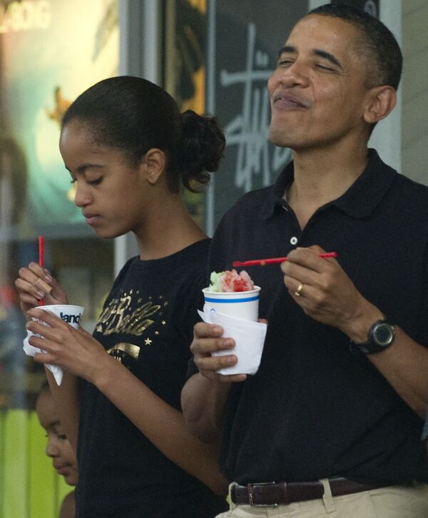 Экс-президент США Барак Обама ест мороженое со своей дочерью Малией на Гавайях, 2010 год - Sputnik Таджикистан