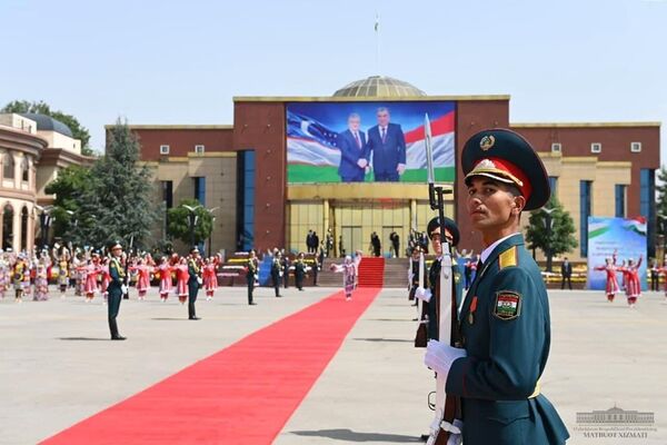 Почетный караул во время встречи Шавката Мирзиёева в аэропорту Душанбе. - Sputnik Таджикистан