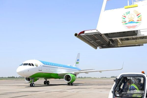 Самолет главы Узбекистана Шавката Мирзиёева в аэропорту Душанбе. - Sputnik Таджикистан