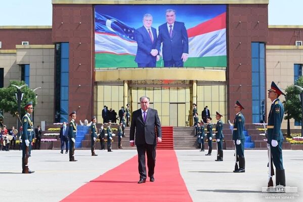 Президент Таджикистана Эмомали Рахмон перед встречей с Шавкатом Мирзиёевым. - Sputnik Таджикистан