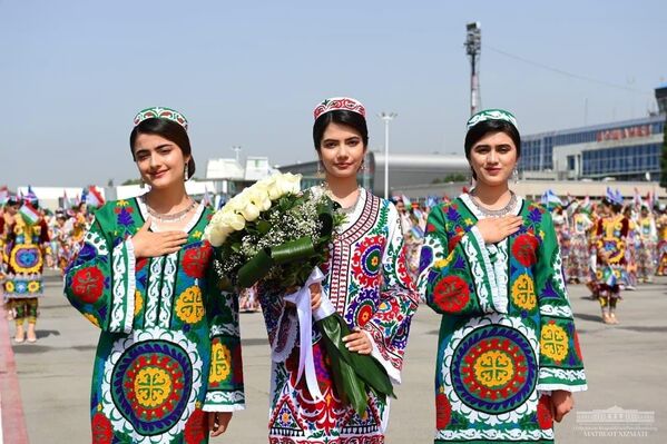 Девушки с цветами в аэропорту Душанбе во время встречи Шавката Мирзиёева. - Sputnik Таджикистан