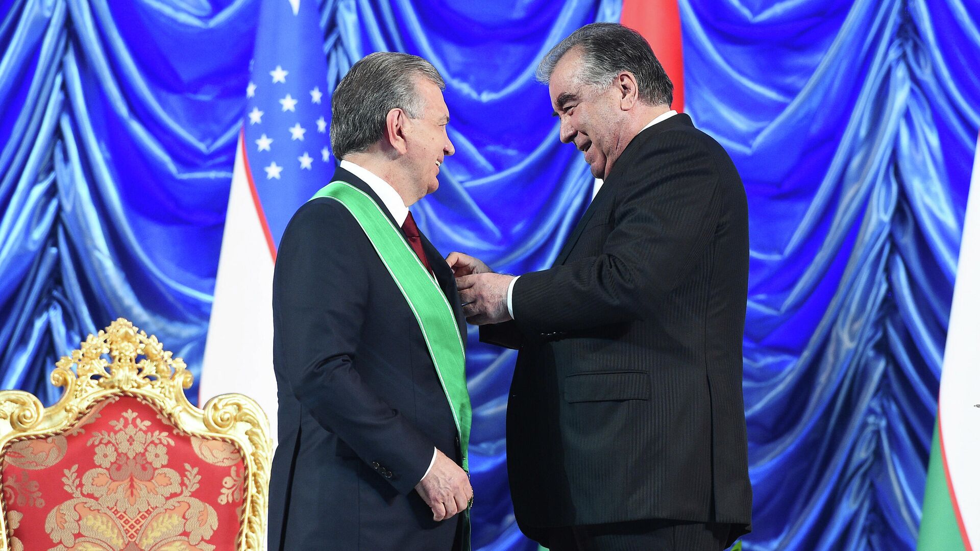  Президент Таджикистана Эмомали Рахмон наградил главу Узбекистана Шавката Мирзиёева почетным орденом - Sputnik Таджикистан, 1920, 10.06.2021