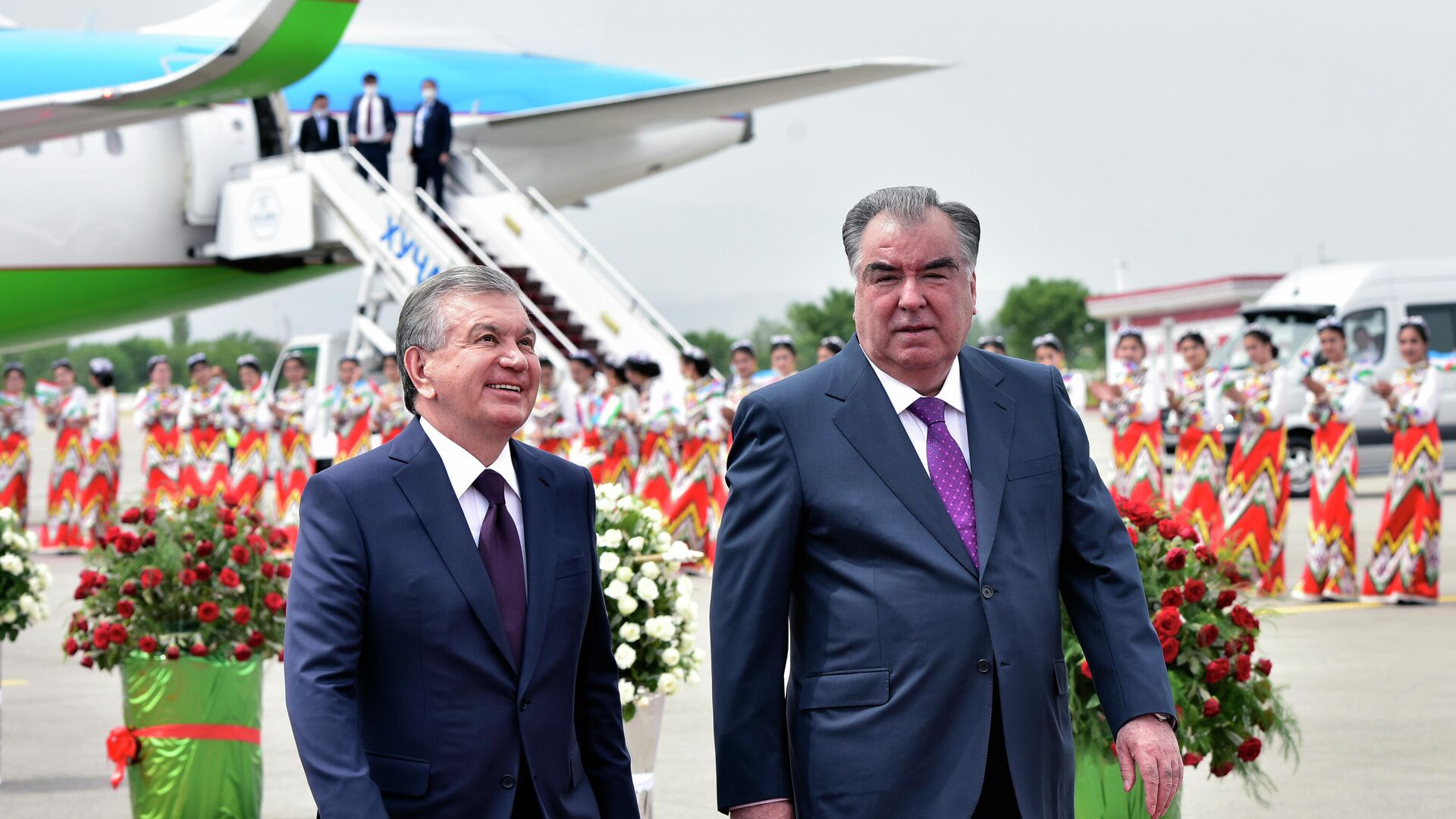 Рахмон и Мирзиёев в международном аэропорту Худжанда - Sputnik Таджикистан, 1920, 11.06.2021