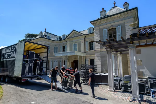 Коргарон 11 июни соли 2021 таҷҳизотро дар даромадгоҳи 'Villa La Grange', дар Женева, ки дар онҷо Президенти ИМА ва Президенти Русия 16 июн мулоқот мекунанд, насб менамоянд Коргарон 11 июни соли 2021 таҷҳизотро дар даромадгоҳи 'Villa La Grange', дар Женева, ки дар онҷо Президенти ИМА ва Президенти Русия 16 июн мулоқот мекунанд, насб менамоянд - Sputnik Тоҷикистон