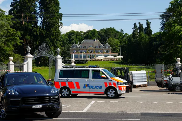 Мошини полис дар назди 'Villa La Grange" дар арафаи нишасти рӯзи 16 июни президенти ИМА Ҷо Байден ва президенти Русия Владимир Путин дар Женеваи Швейтсария, 11 июни соли 2021 дида мешавад. Мошини полис дар назди 'Villa La Grange" дар арафаи нишасти рӯзи 16 июни президенти ИМА Ҷо Байден ва президенти Русия Владимир Путин дар Женеваи Швейтсария, 11 июни соли 2021 дида мешавад. - Sputnik Тоҷикистон