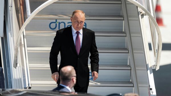 Президент России Владимир Путин спускается по лестнице из самолета в преддверии саммита США - Россия в аэропорту Женевы - Sputnik Таджикистан