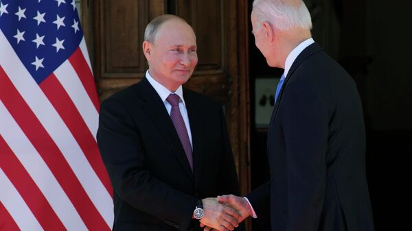 Рукопожатие президента России Владимира Путина и президента США Джо Байдена - Sputnik Тоҷикистон