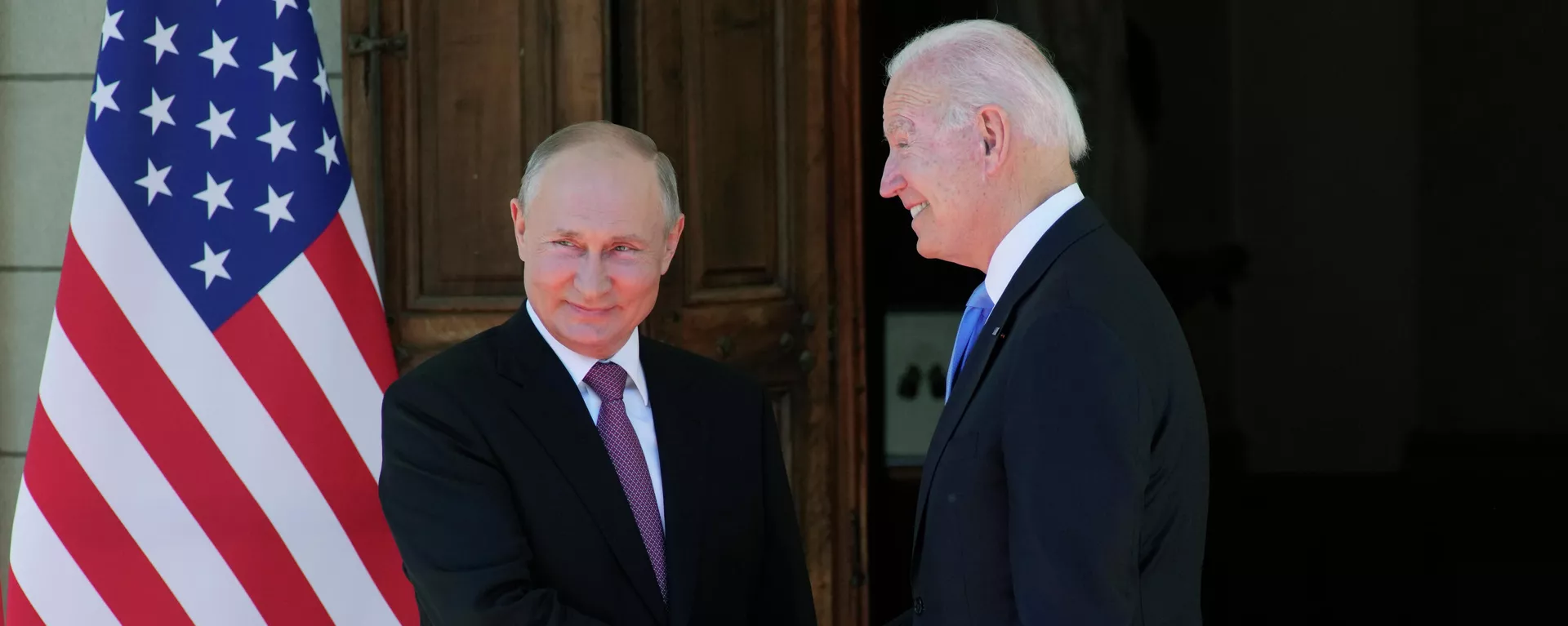 Рукопожатие президента России Владимира Путина и президента США Джо Байдена - Sputnik Тоҷикистон, 1920, 16.06.2021