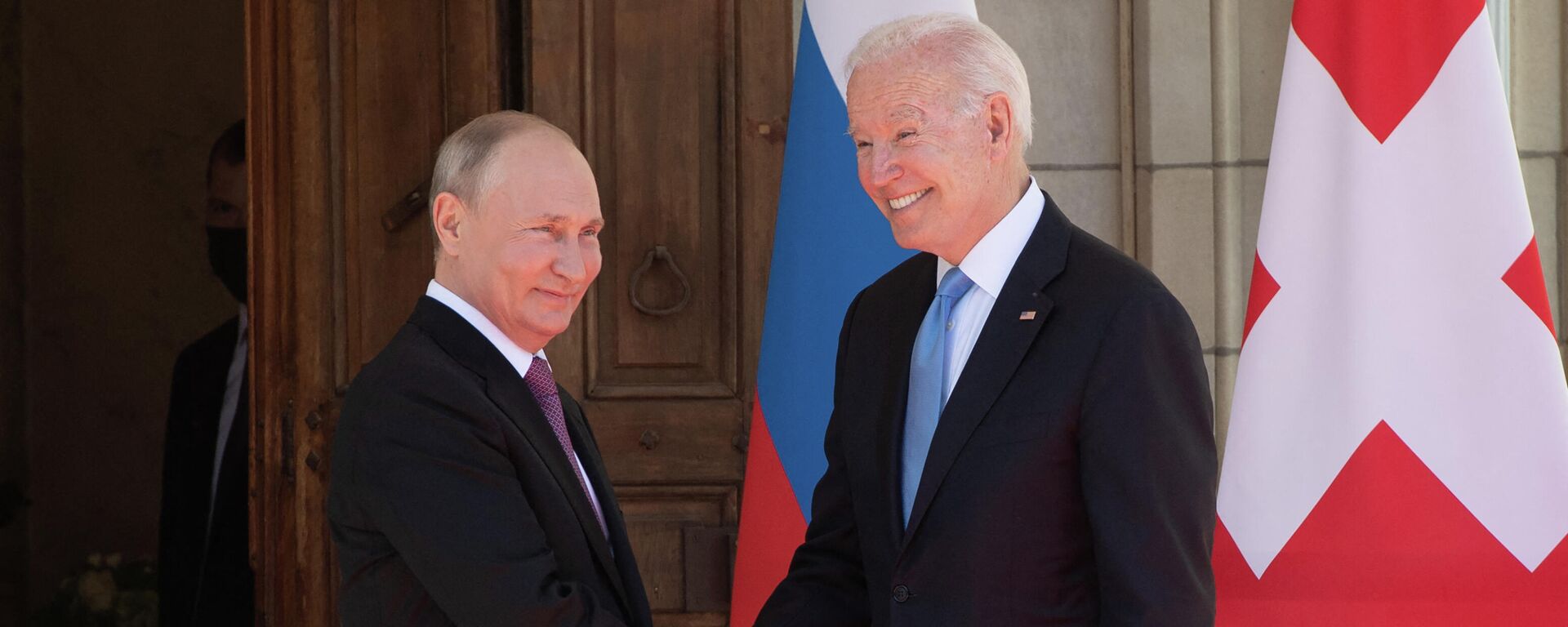 Президент США Джо Байден (справа) и президент России Владимир Путин - Sputnik Таджикистан, 1920, 16.06.2021