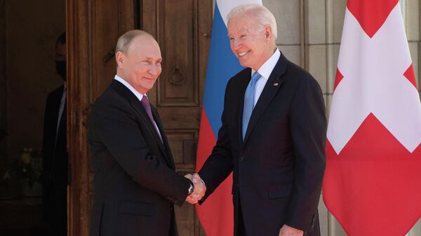 Президент США Джо Байден (справа) и президент России Владимир Путин - Sputnik Тоҷикистон