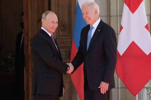Президент России Владимир Путин и глава Белого дома Джо Байден пожимают руки перед саммитом в Женеве в 2021 году. - Sputnik Таджикистан